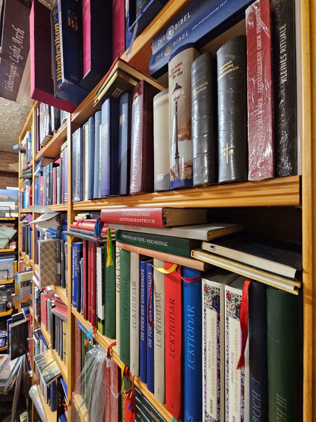 Regal mit Bibeln, Lektionaren und liturgischer Fachliteratur im Lager